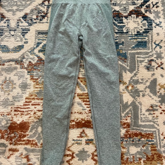 Women’s gym shark leggings - Picture 2 of 3